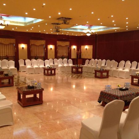Royal Concorde Hotel & Suite Дубай Экстерьер фото