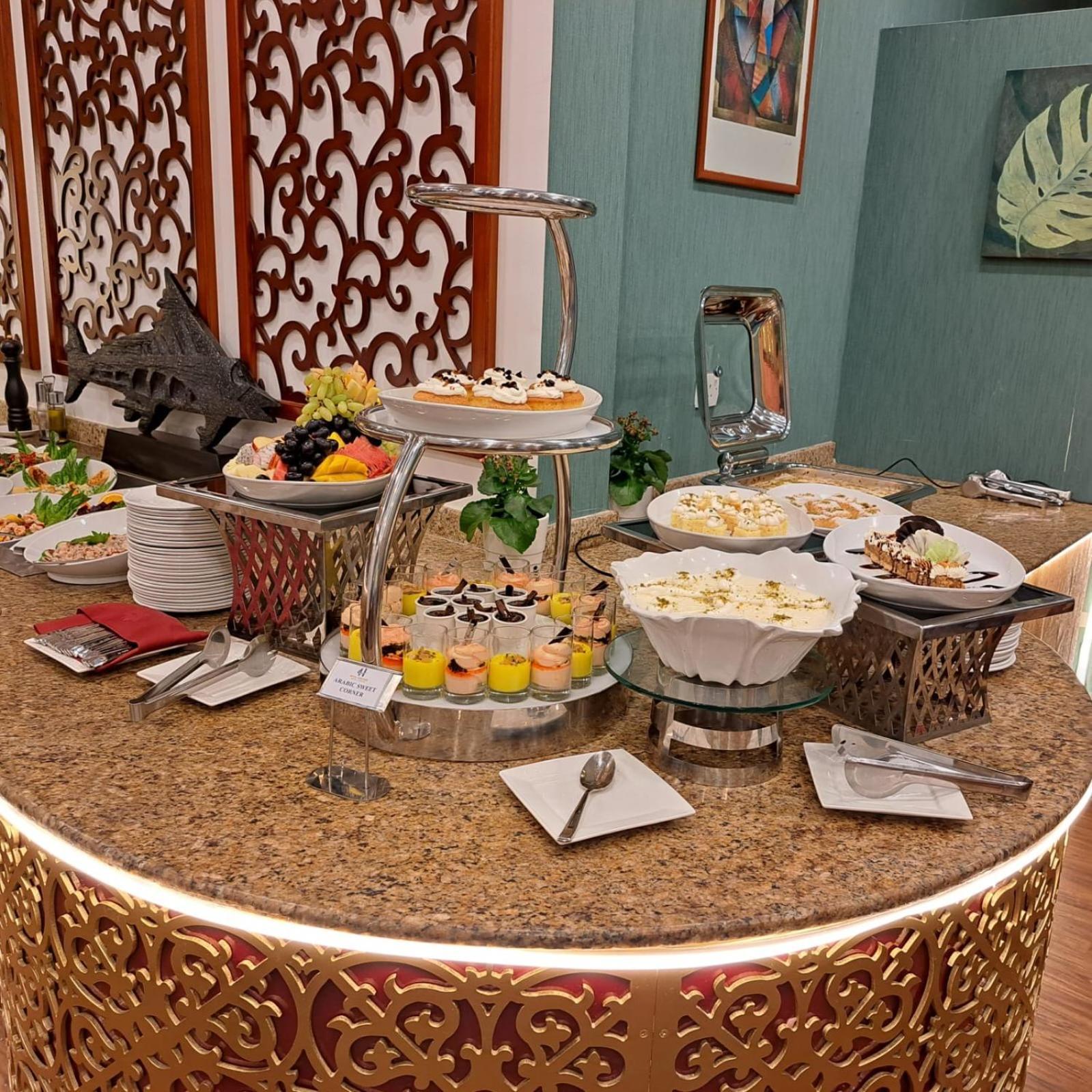 Royal Concorde Hotel & Suite Дубай Экстерьер фото