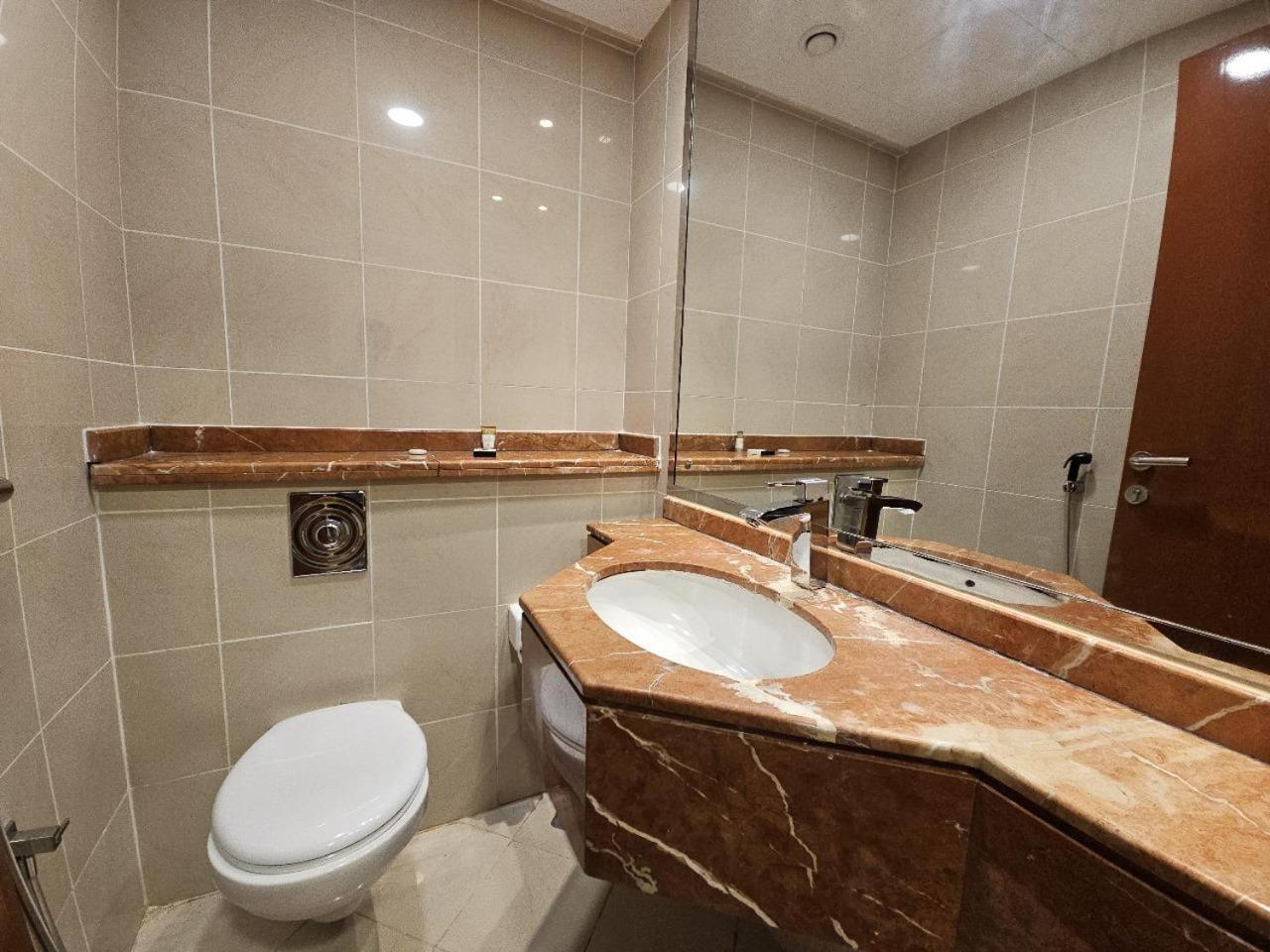 Royal Concorde Hotel & Suite Дубай Экстерьер фото