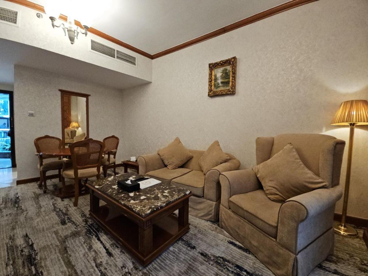 Royal Concorde Hotel & Suite Дубай Экстерьер фото