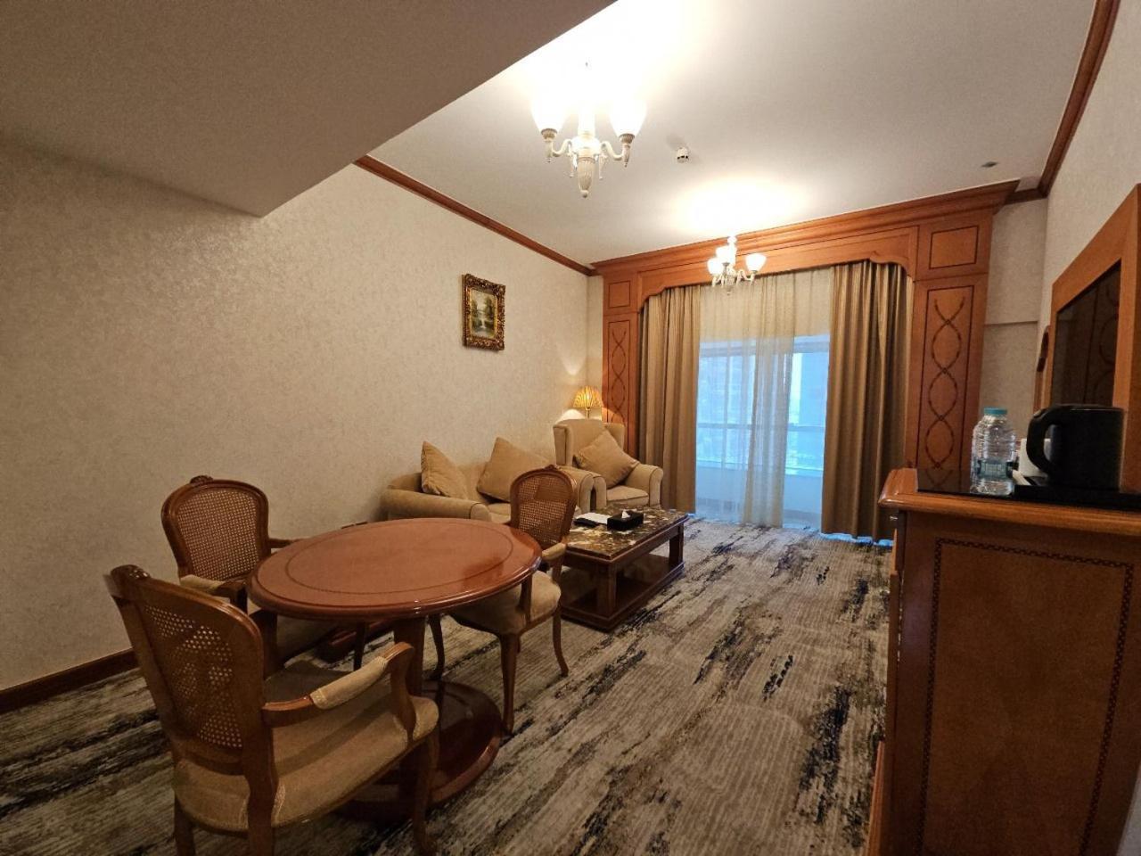 Royal Concorde Hotel & Suite Дубай Экстерьер фото