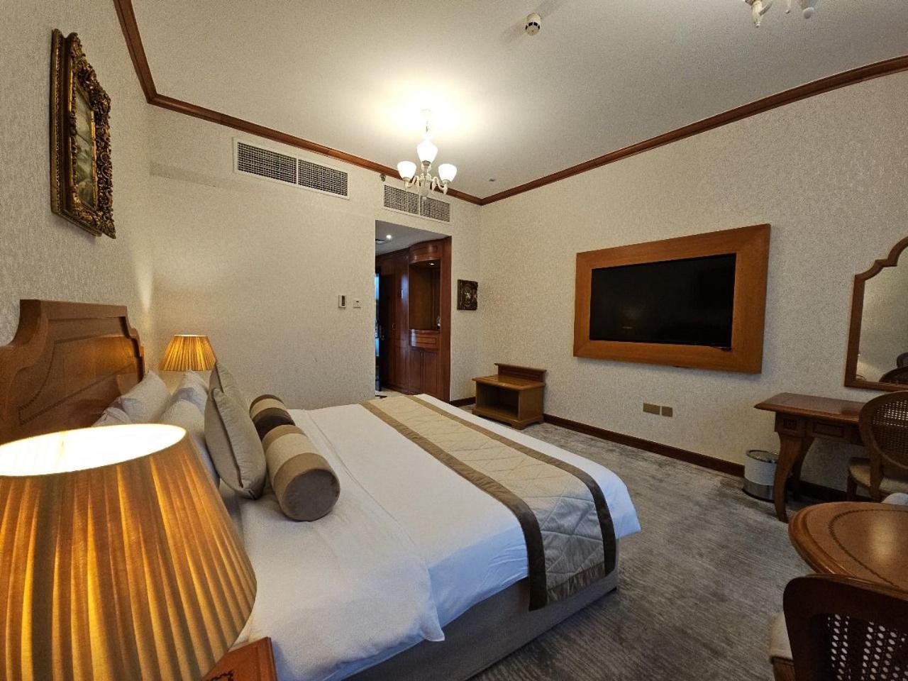 Royal Concorde Hotel & Suite Дубай Экстерьер фото