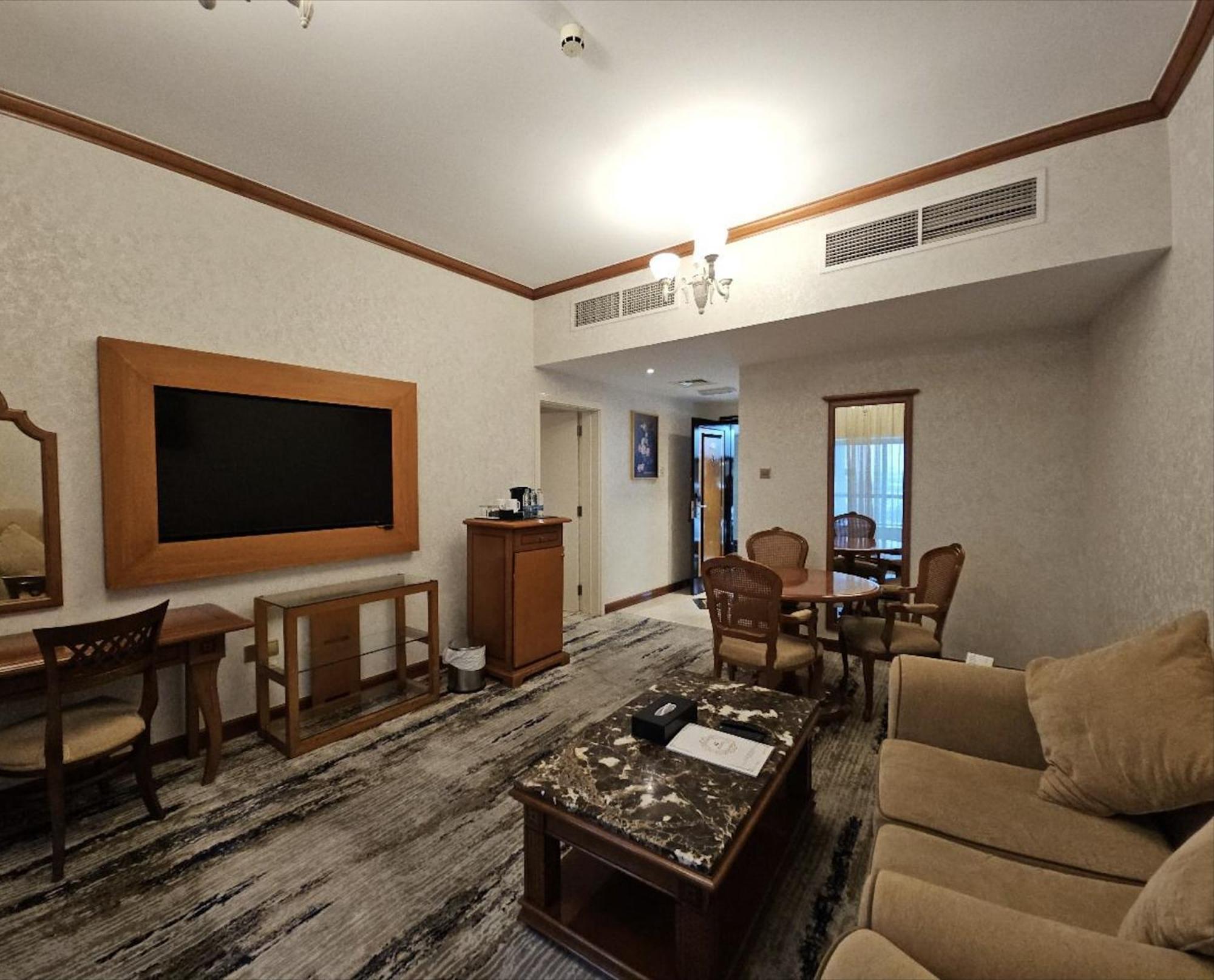 Royal Concorde Hotel & Suite Дубай Экстерьер фото