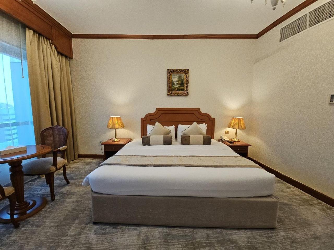 Royal Concorde Hotel & Suite Дубай Экстерьер фото