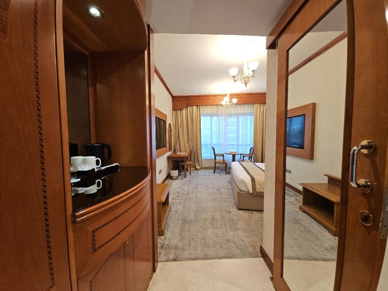 Royal Concorde Hotel & Suite Дубай Экстерьер фото